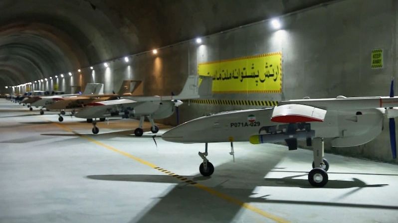 Írán ukázal podzemní základnu dronů s novými střelami Hajdar